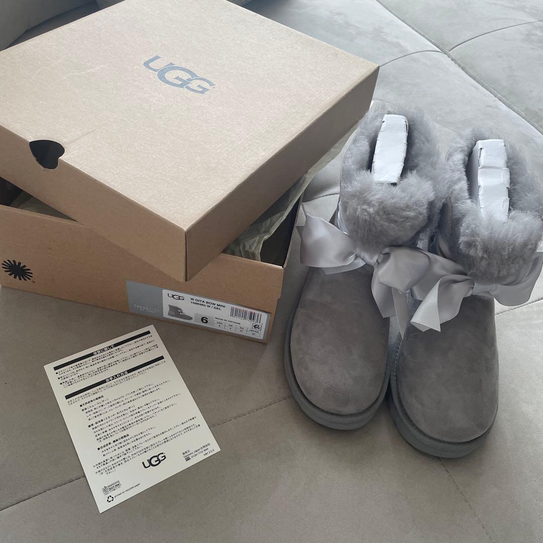 新品未使用 UGG ムートンブーツ リボン グレー　ふわふわ