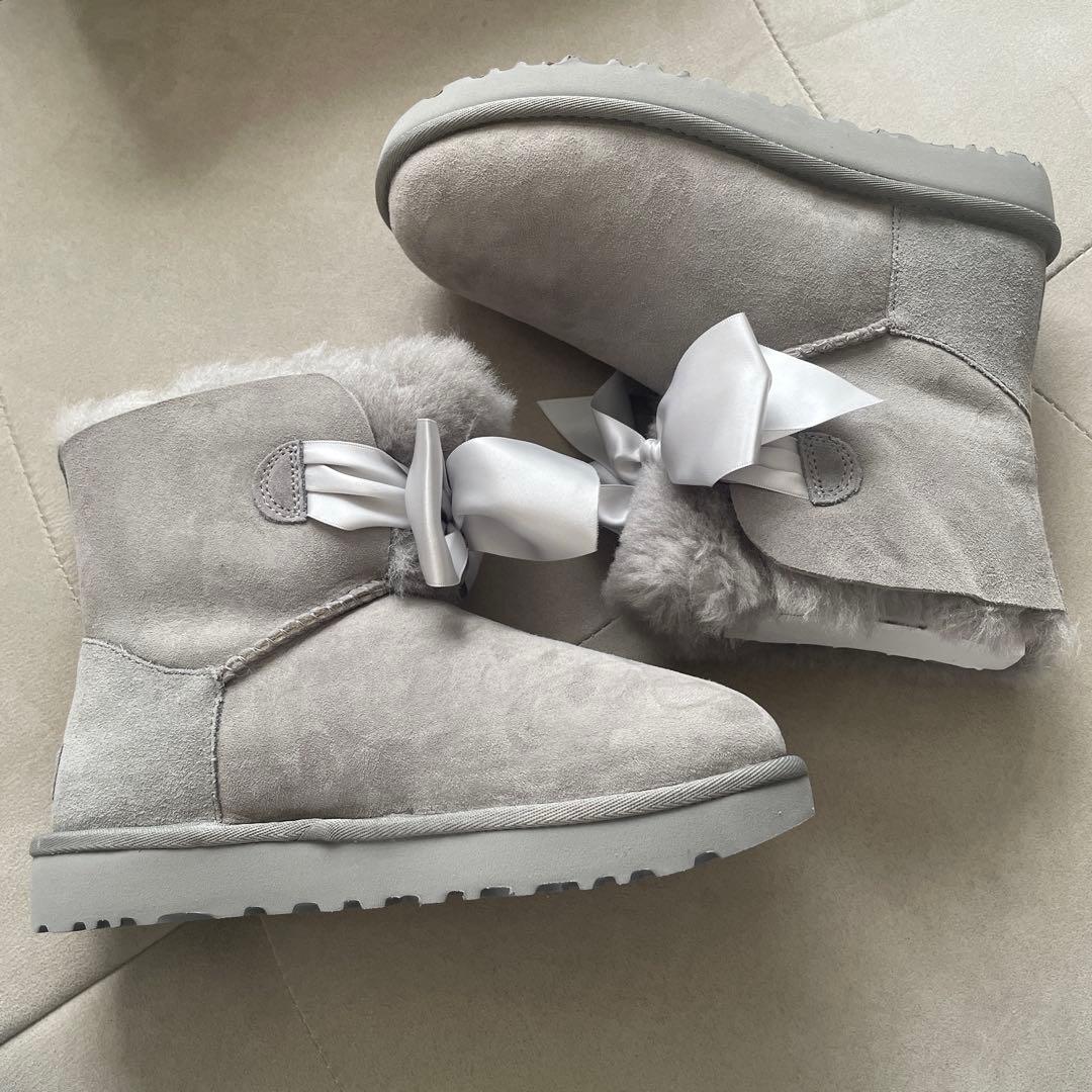 新品未使用 UGG ムートンブーツ リボン グレー　ふわふわ