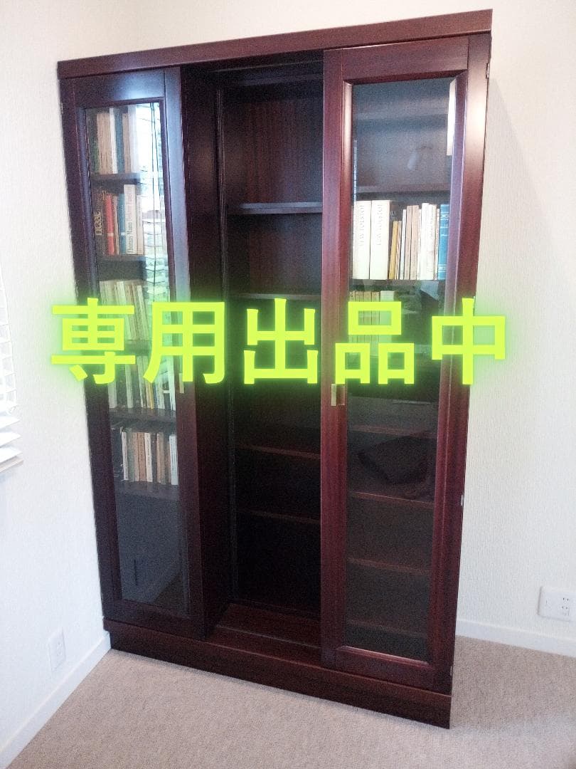 スライド式本棚　収納力にすぐれ、ガラス扉付き