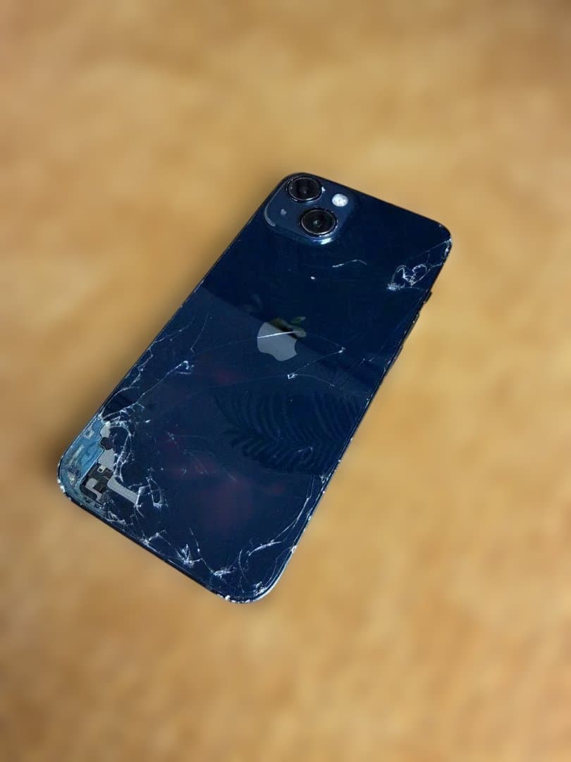 米国版 iPhone 13 128GB ブラック　背面割れ