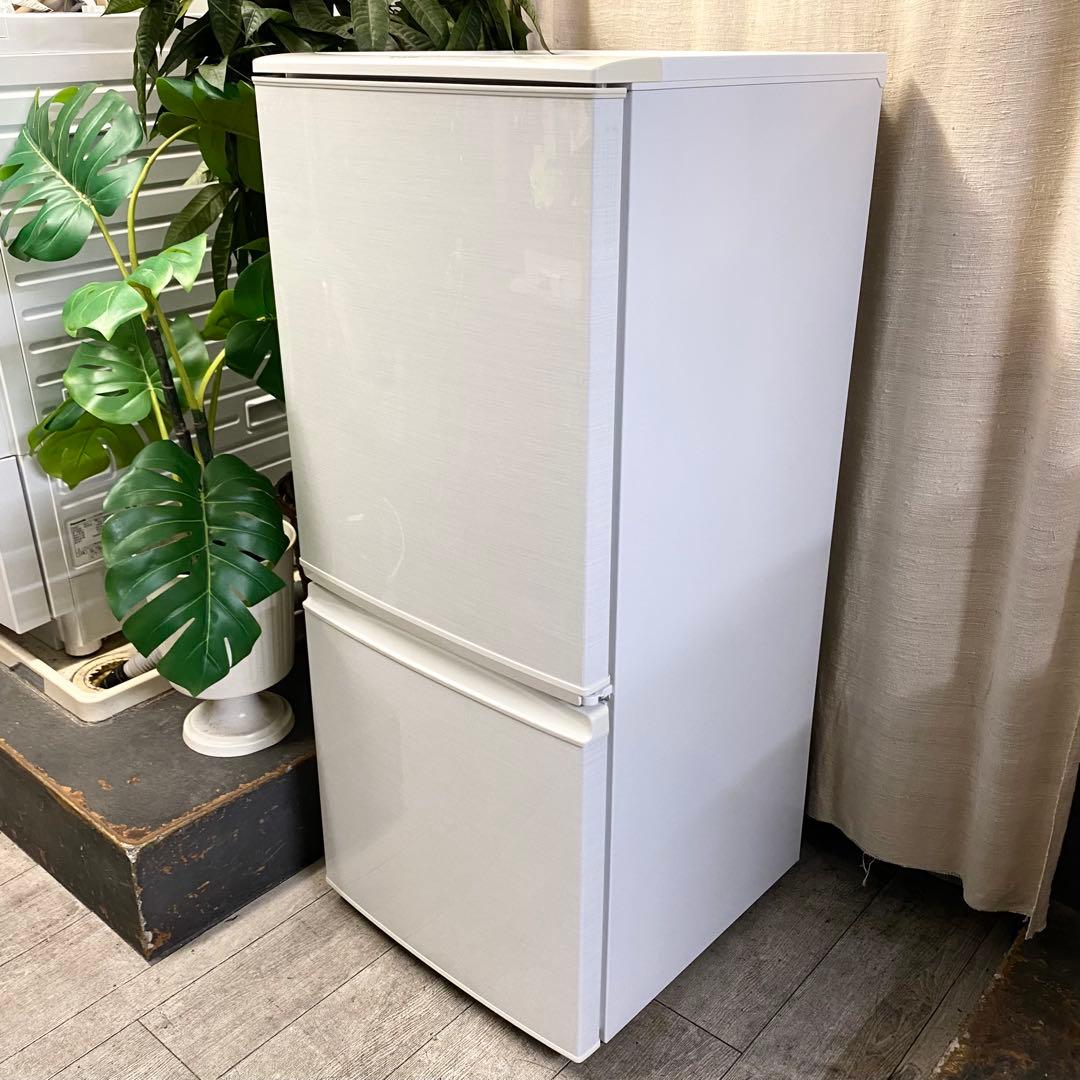 一人暮らしにちょうどいい！どっちも付け替えドア！2ドア冷凍冷蔵庫137L