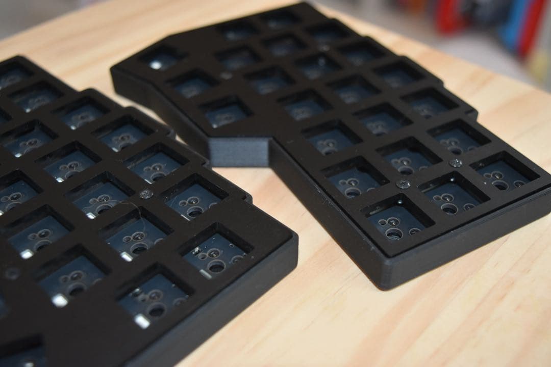 corne v4 cherry マットブラック　ベアボーン