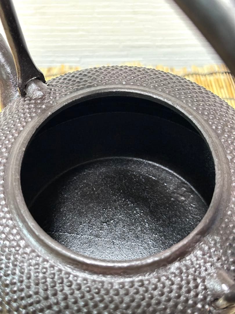 未使用、付属品付　岩手県奥州 佐秋鋳造所佐藤守巨造 真作保証　南部鉄瓶 南部鉄器