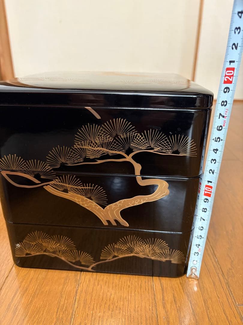 黒漆器重箱 鶴と扇の金箔装飾