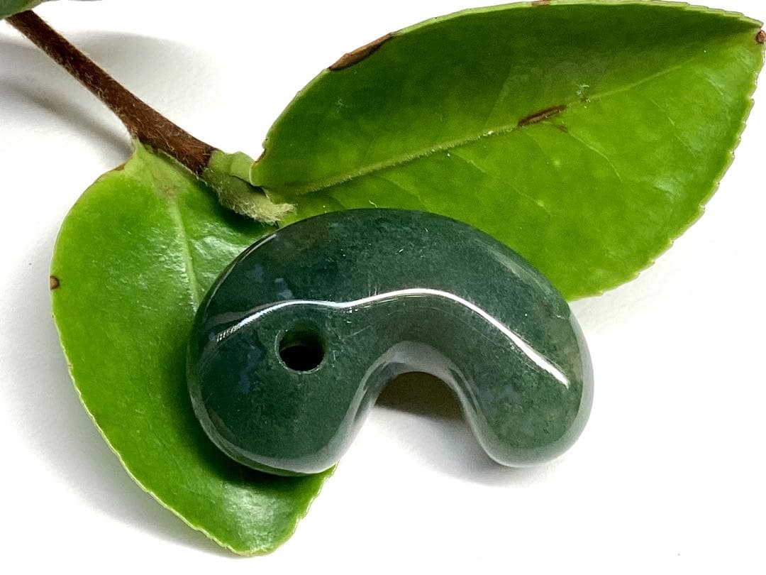 幻の碧玉‼️　出雲石勾玉*濃厚青緑色　コレクション守護石に‼️ 鑑定機関鑑別書取得品