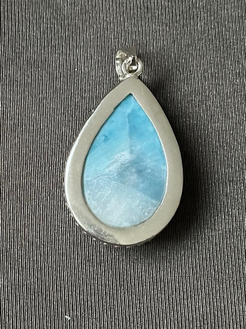 天然石☆高品質！ラリマーしずく型ペンダントトップ☆シルバーワク付き☆模様が美しい