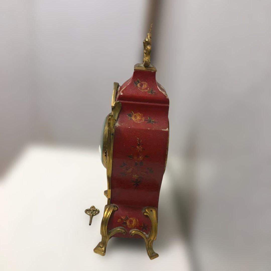 送料無料 アンティーク風 置時計 手巻き式 花模様 ゴールド装飾 251104