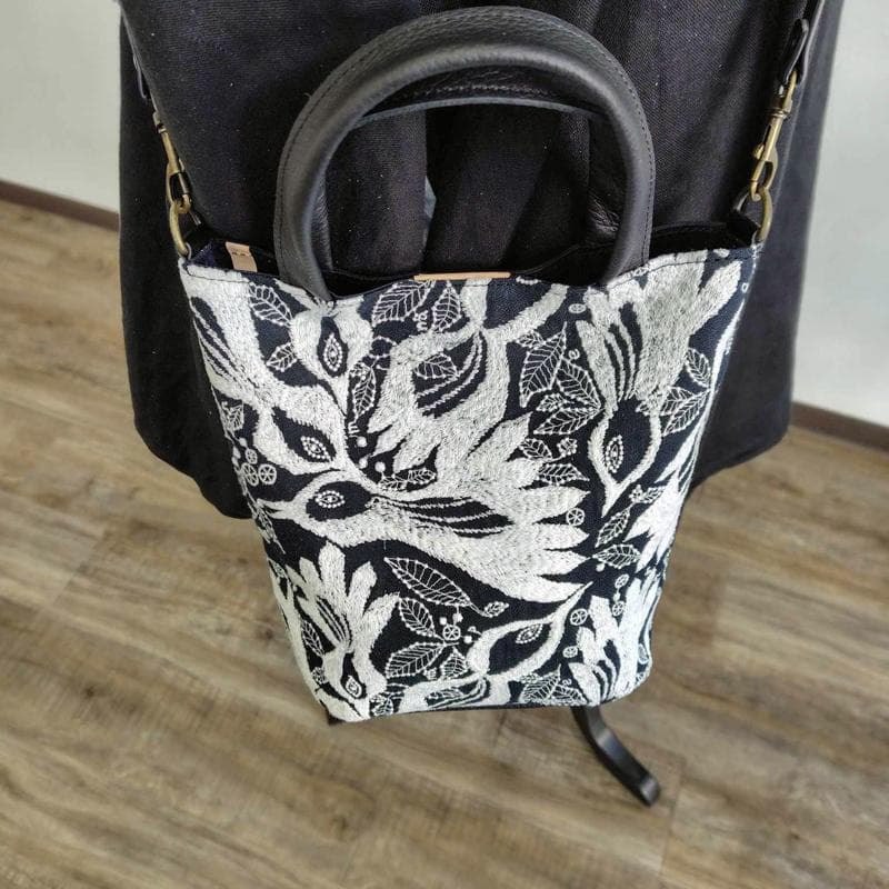 ミナペルホネン/carnival　カーニバルネイビー/バケツ型トート本革