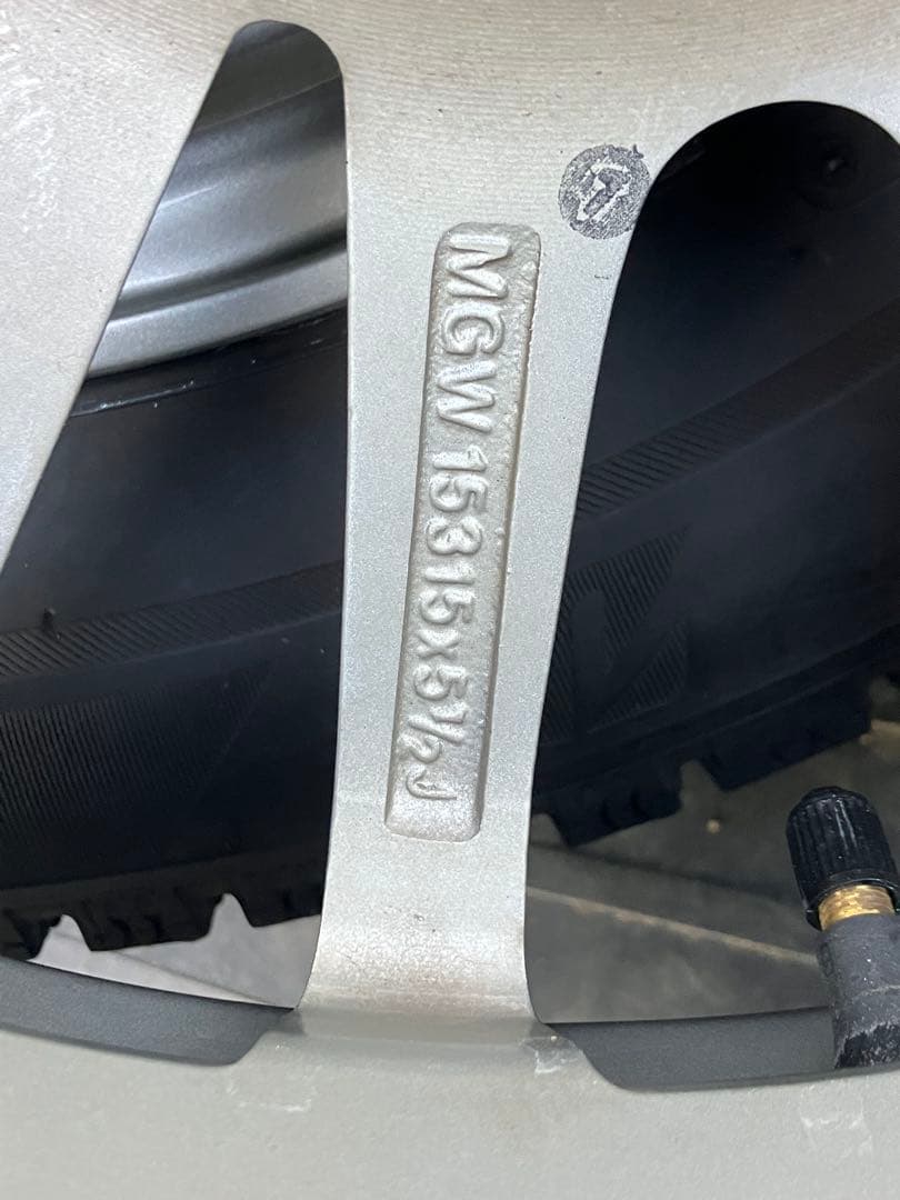 (2065) 22年製スタッドレスタイヤ社外アルミホイール付き2本①