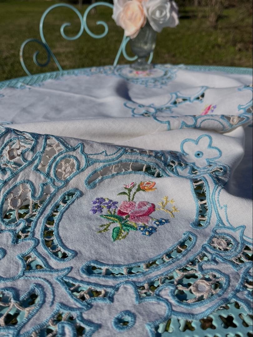 ◆フランスアンティーク｜乙女な手刺繍テーブルクロス、水色花姫レース小さめ正方形