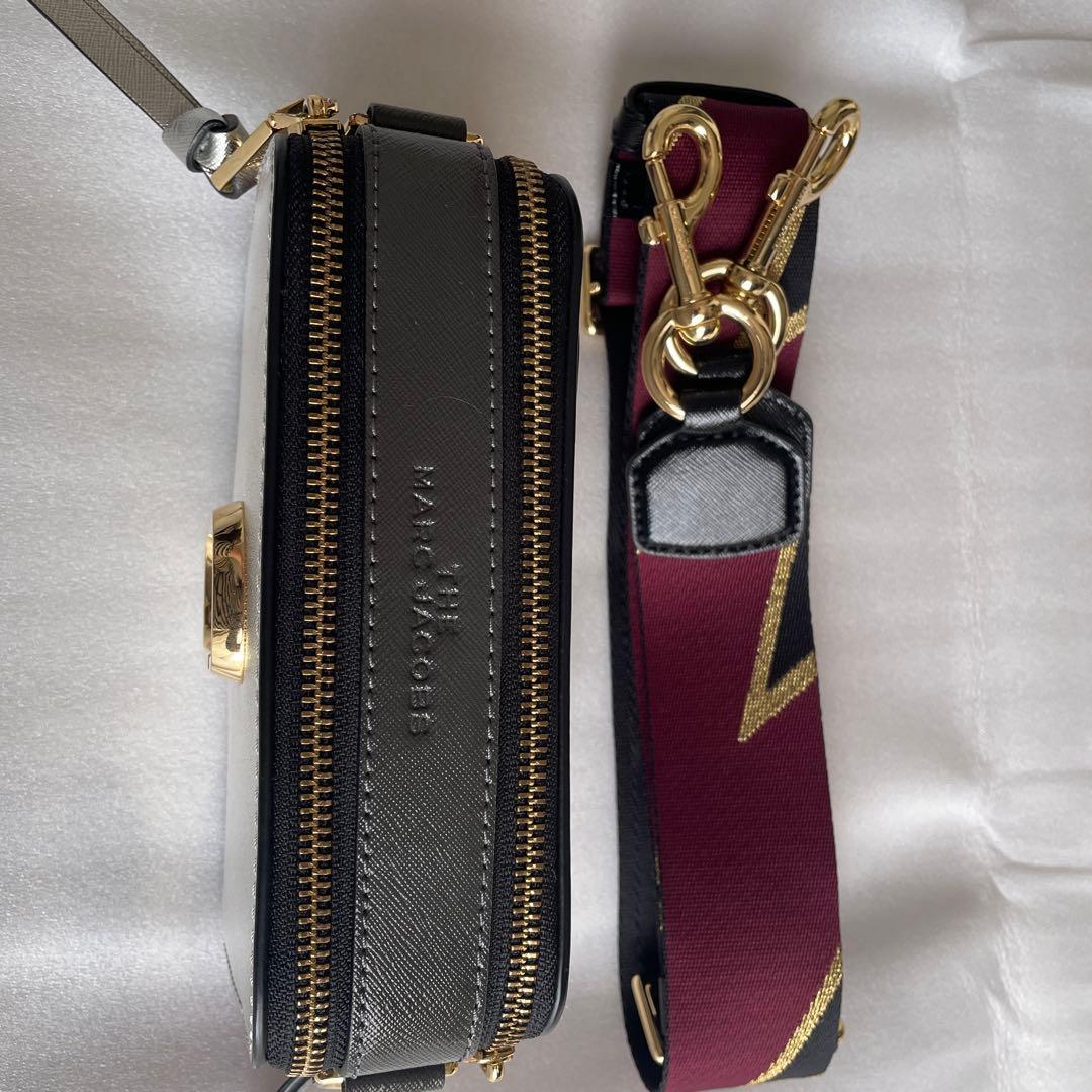 マークジェイコブス　MARCJACOBS スナップショットバックシルバー