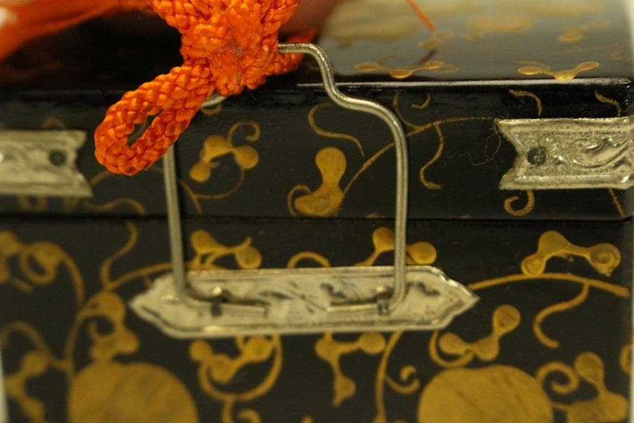 ミニチュア 雛道具 木製 蒔絵家具 重箱 針 鏡 揃い セット(ZE359)