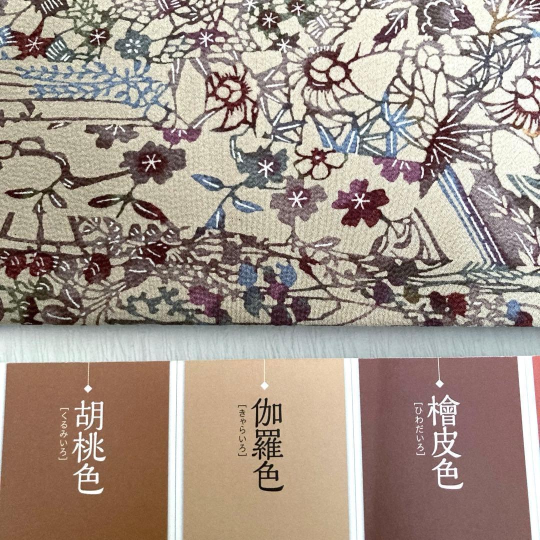 【良品✨】東レシルック　洗える着物　小紋　型染調　伽羅色　薄い茶色　草花模様E6