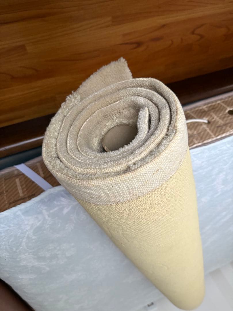 ローラアシュレイ　花柄　ベージュラグ　　120×180センチ