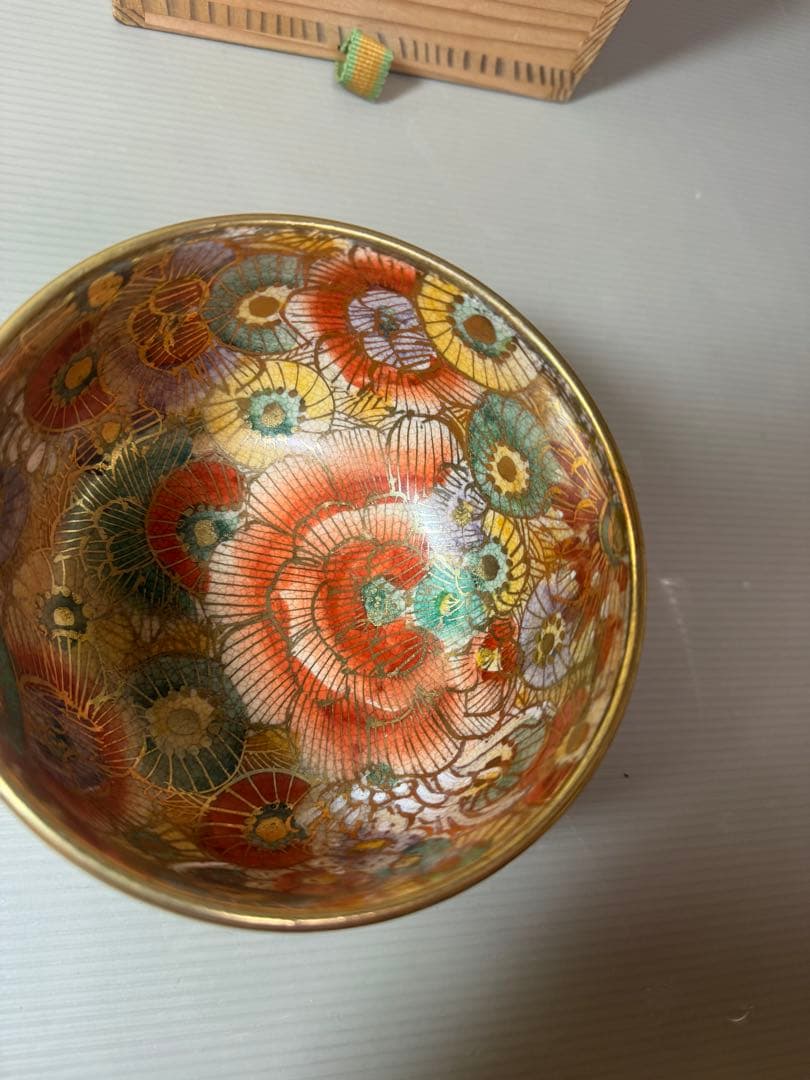 2860 薩摩焼　色絵金彩 牡丹 百花之図 茶碗