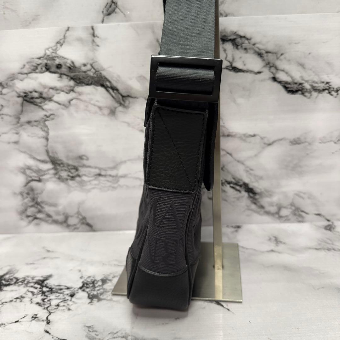 (極美品)大人気、アルマーニ、ショルダーバッグ、レザー、シボ革、人気色、黒、高級