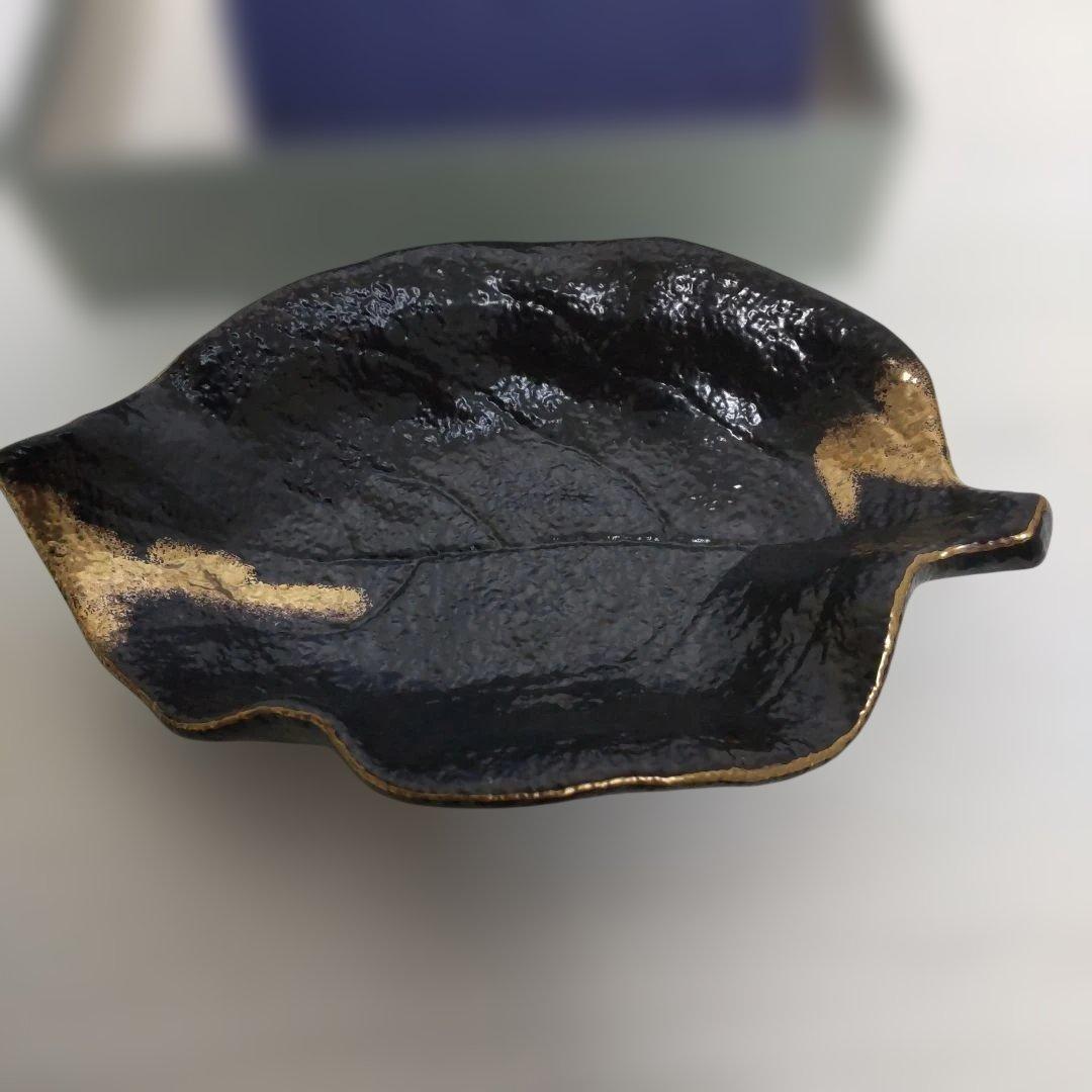 一水庵 黒と金の葉形陶器 箱付き
