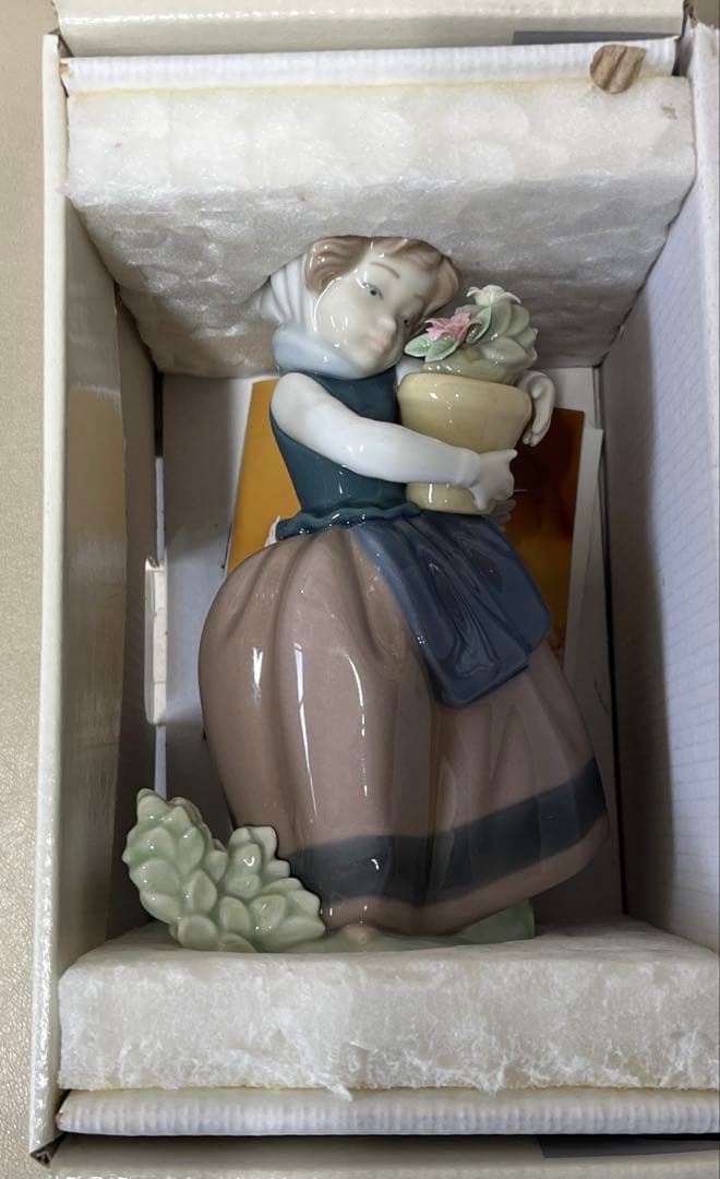 リヤドロ LLADRO磁器人形「Spring is Here(春が来た)」