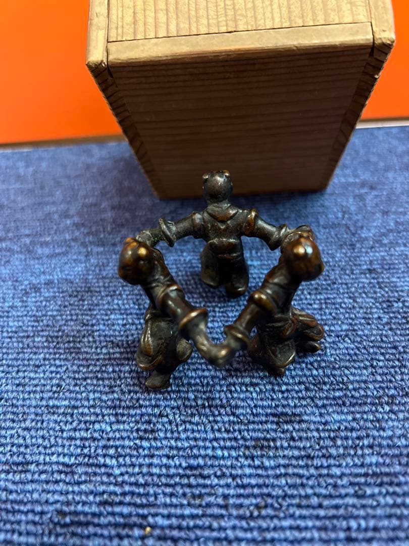 1220  古銅　三閑人　三人形　蒲屋香炉蓋置
