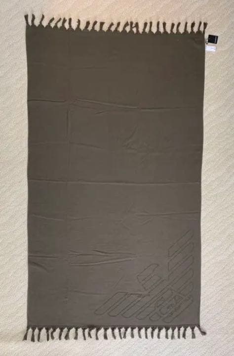 A-3. EMPORIO ARMANI マルチに使える大判バスタオル