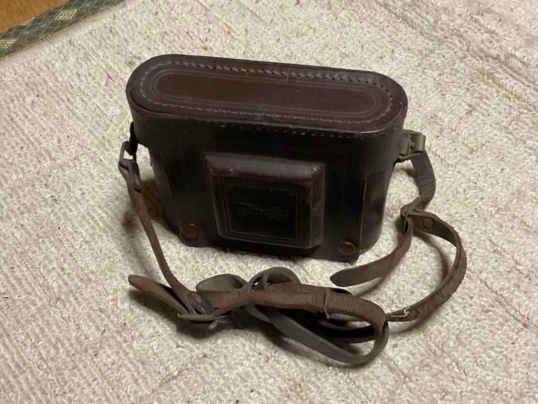 ミノルタ・蛇腹式カメラ、型式不明　年代不明？【蛇腹破れ無しだが、表面ヒビ有り】。