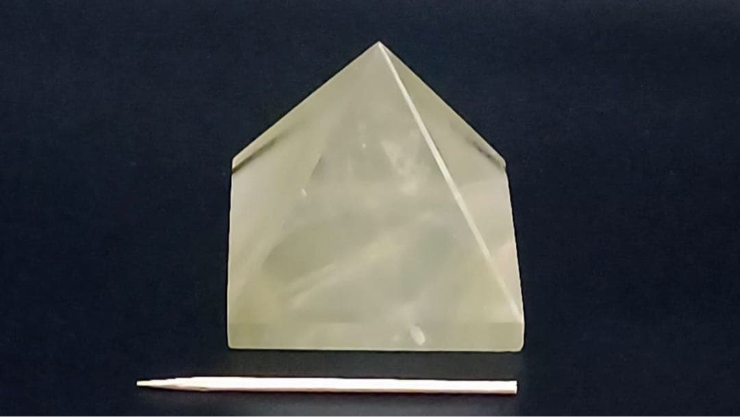 天然水晶（レモンシトリン）　５cmピラミッド