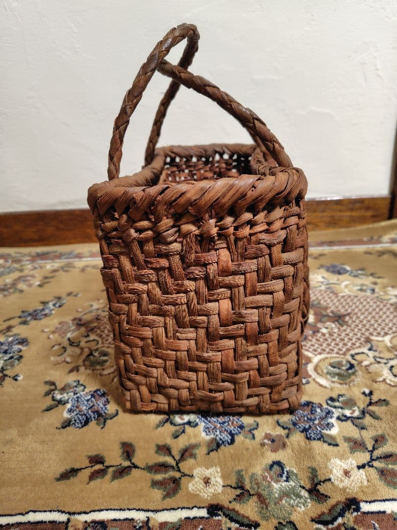 筒井幸彦さんの山葡萄カゴバッグ