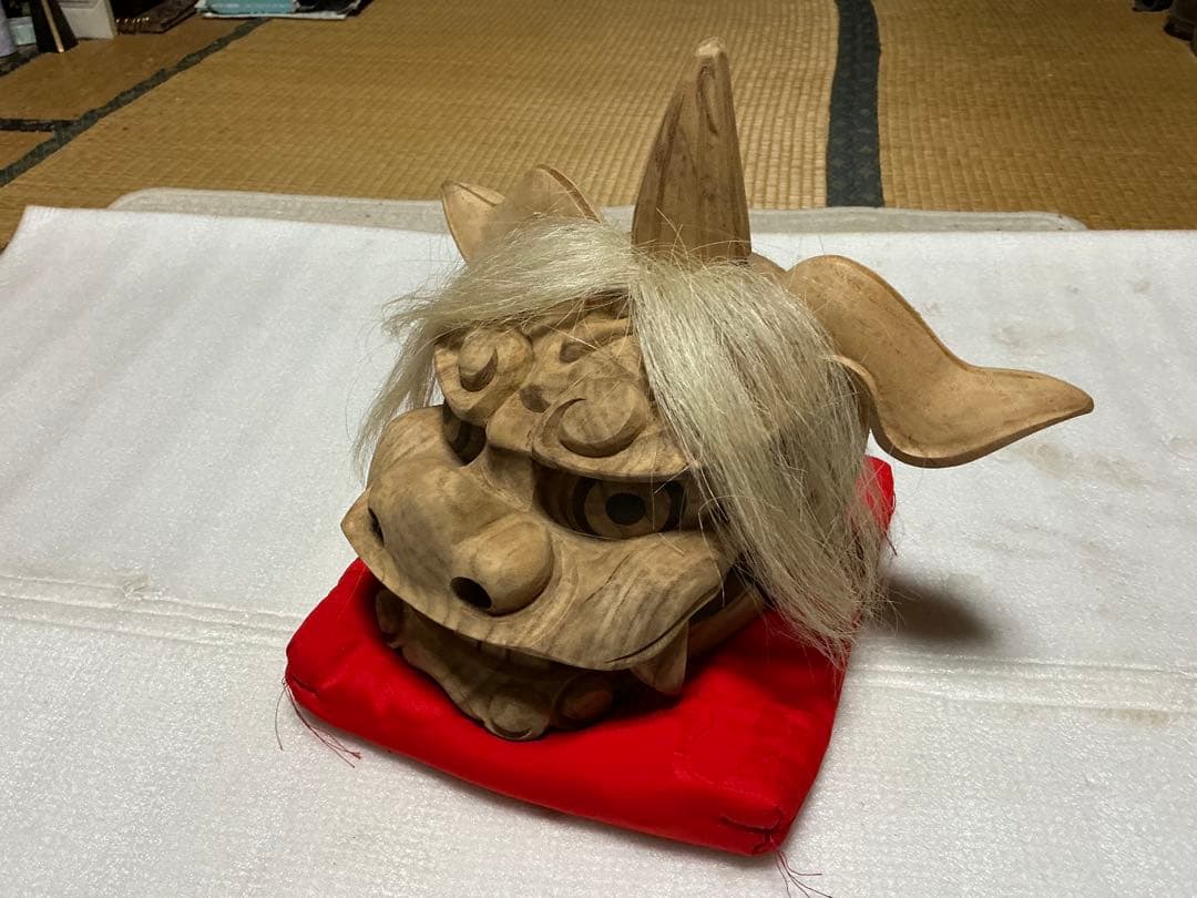 獅子木製置物／楠製【座布団付き　縁起物　インテリア置物】。