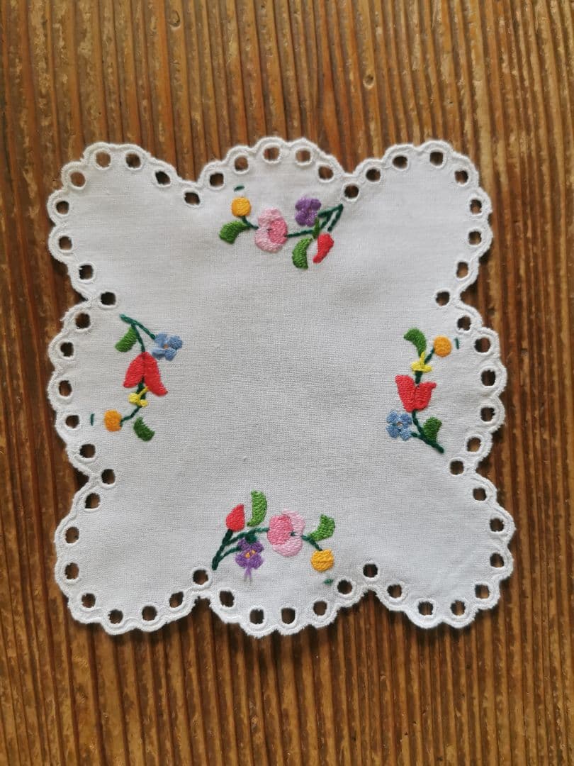 アンティークハンガリー/ カロチャ刺繍 スカラップアイレットドイリー