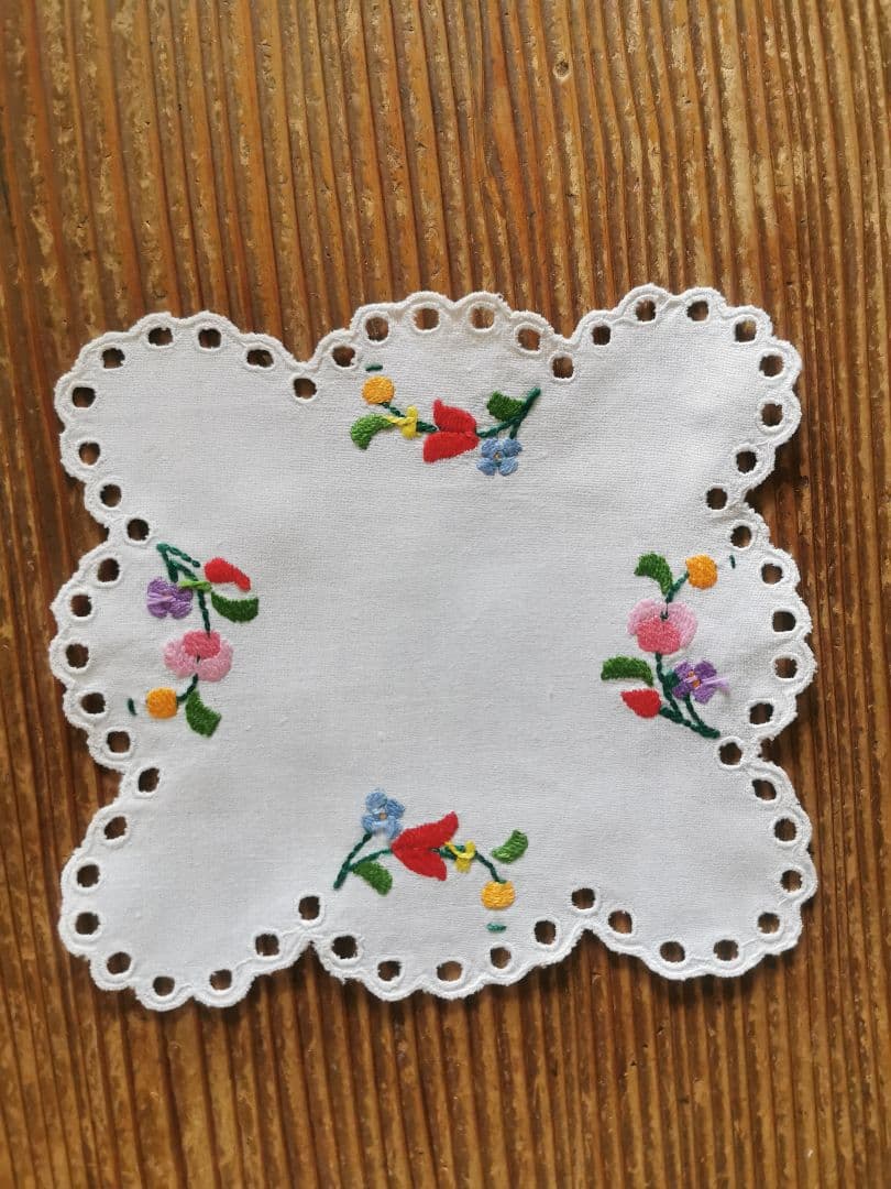 アンティークハンガリー/ カロチャ刺繍 スカラップアイレットドイリー