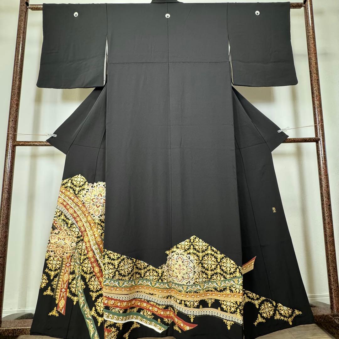 超美品　黒留袖　正絹　袷　広衿　現代　163裄64.5 金　金彩　曼荼羅柄　赤