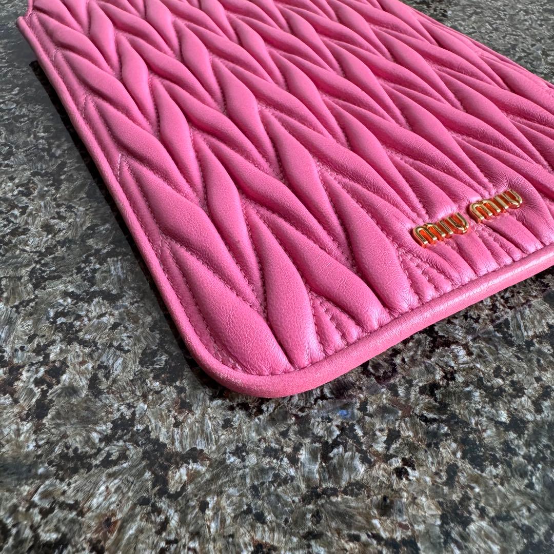 miumiu ミュウミュウ　マテラッセiPad miniケース　ピンクマトラッセ