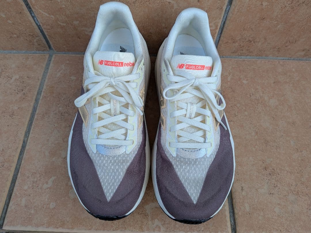 ニューバランス FuelCell Rebel v5