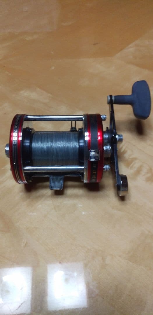 レッド 両軸リール 金属製 右巻き