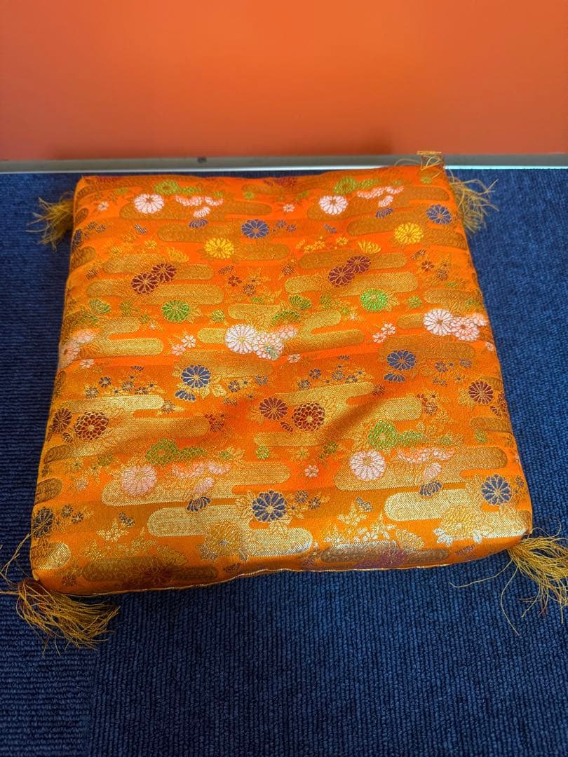 2017  九谷焼 太吉　玉乗り獅子 狛犬 置物 縁起物　金彩座布団付き