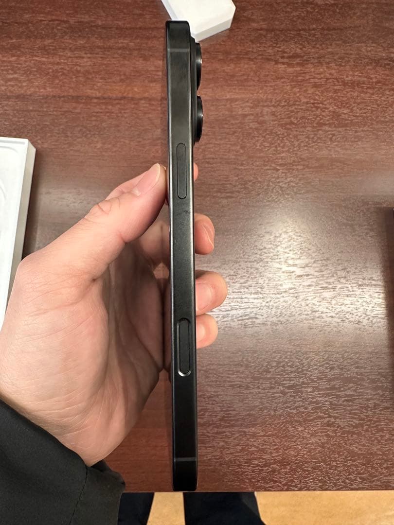 iPhone 16Pro Max、バッテリー状態 100%。