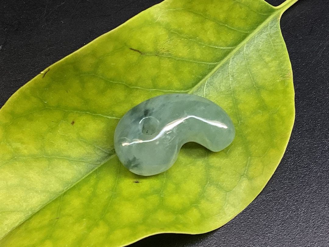 ✳鑑別書を取得するほどの驚きの透明感‼️糸魚川翡翠ジェダイト勾玉　コレクションに‼️