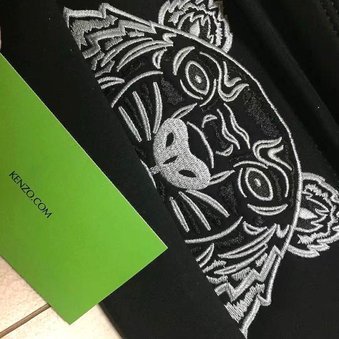 KENZO 虎の刺繍が印象的なグレーのナイロンショルダーバッグ