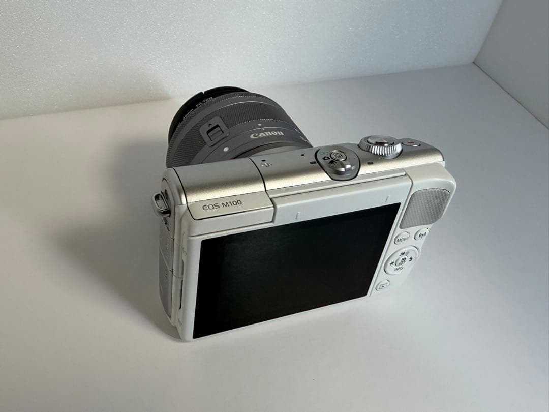 Canon EOS M100 ミラーレス一眼　ダブルズームキット　ホワイト
