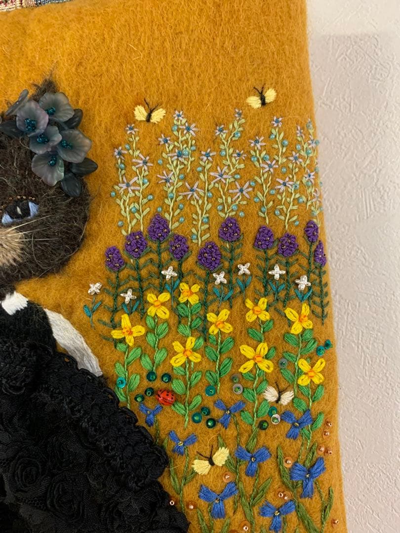 猫さんとお花畑　羊毛フェルト生地のバッグ