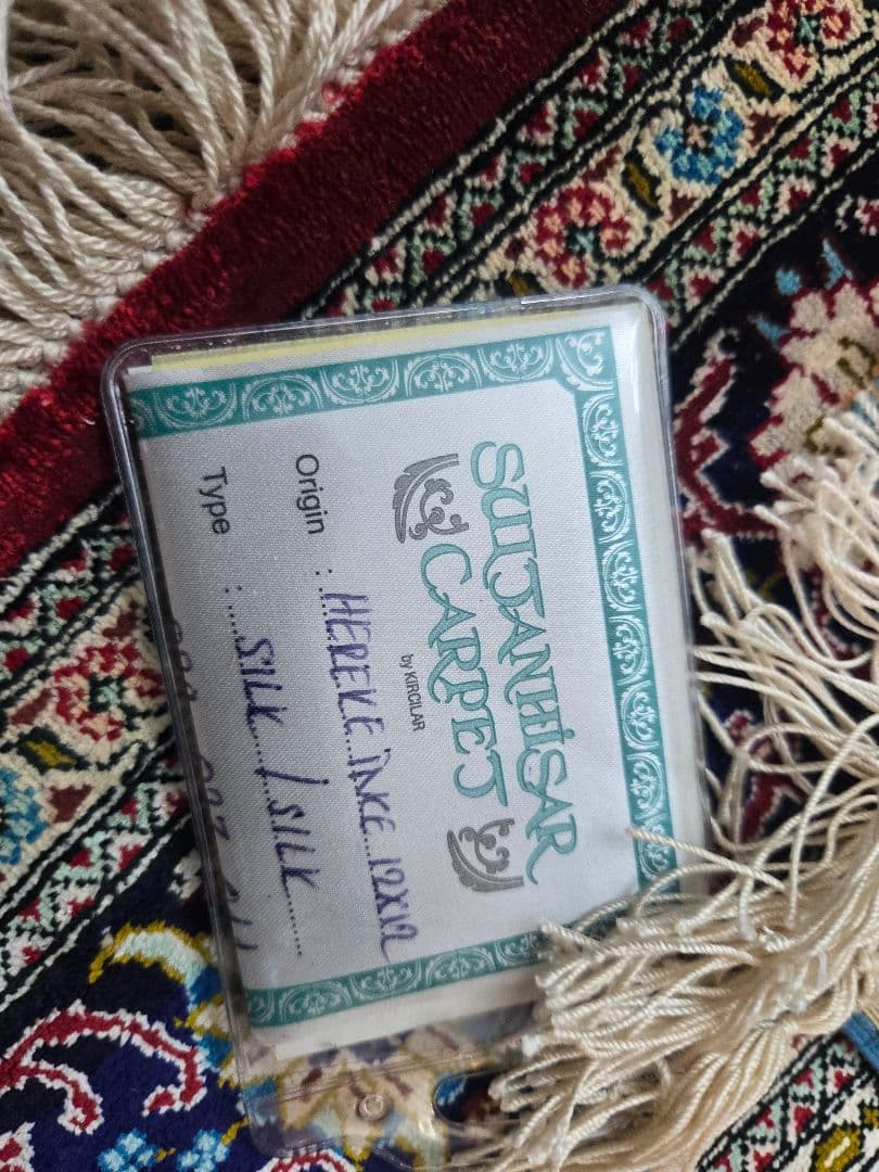 トルコ絨毯Hereke 本物保証書有り、アンティーク絨毯未使用品 オススメです。