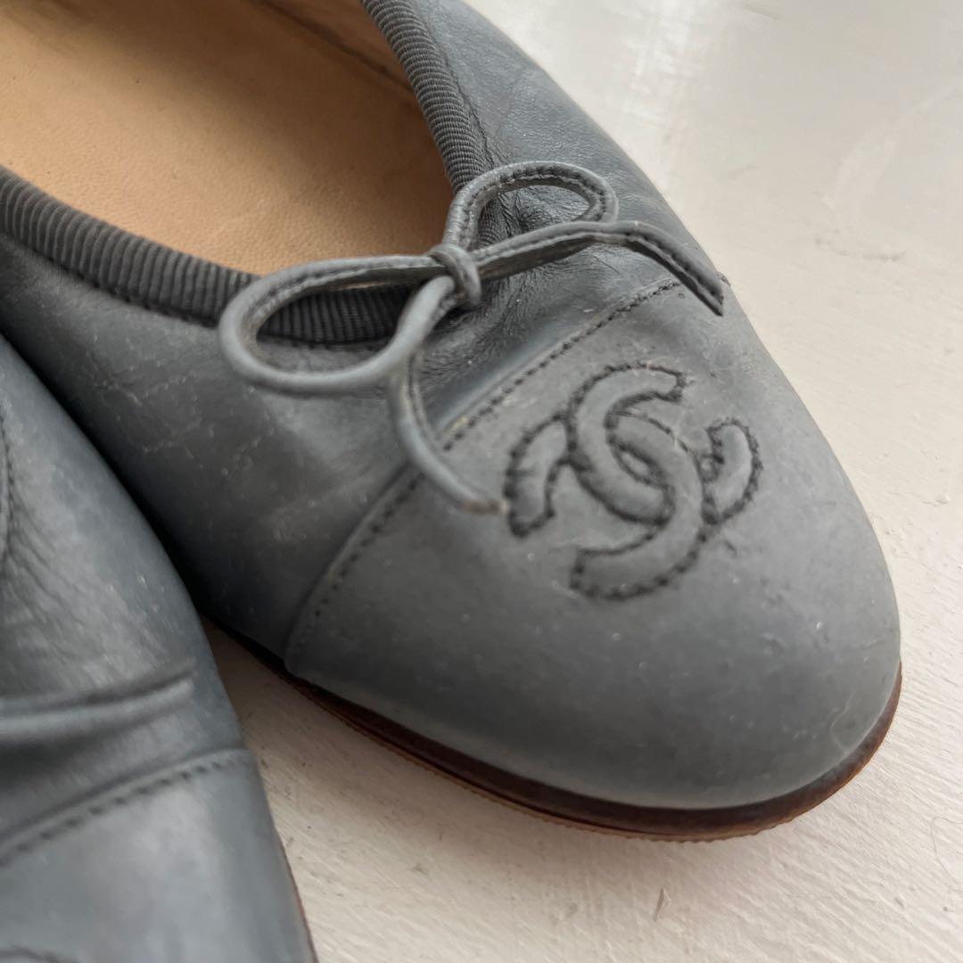 CHANEL グレー フラットシューズ