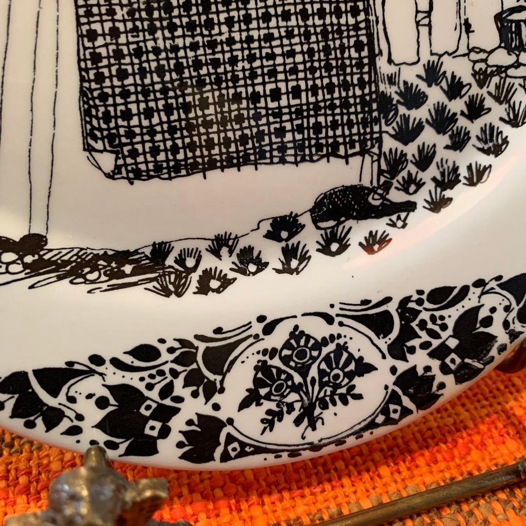 ビヨンヴィンブラッド　1977年のニモール窯の民族衣装を着た猫ちゃん抱いた女性！