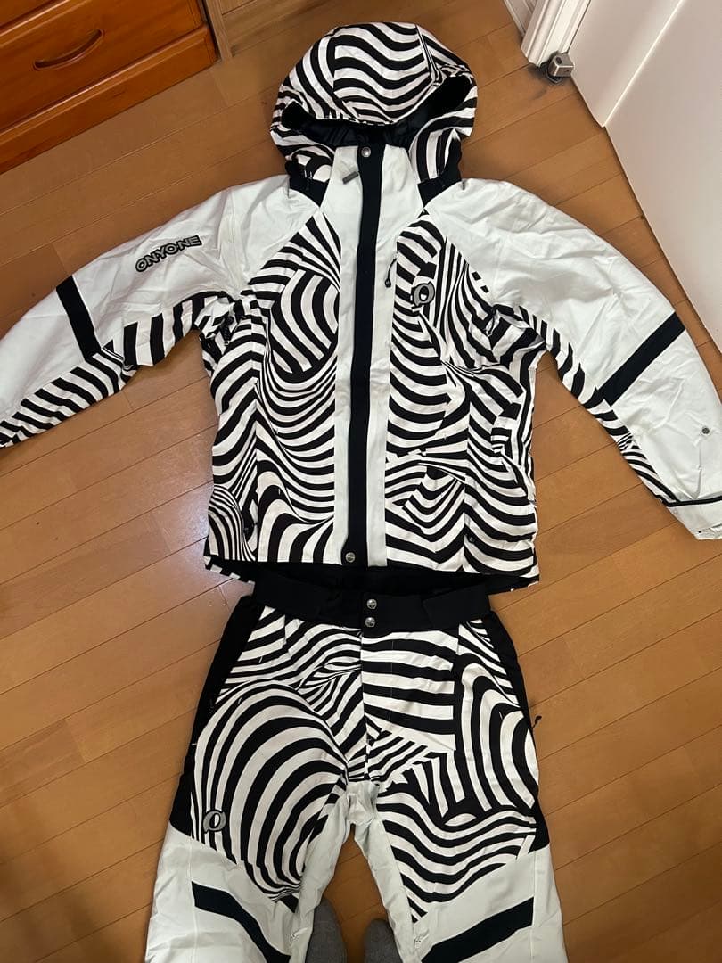 （希少）オンヨネ　スキーウェア 上下M サイズ　ゼブラ柄
