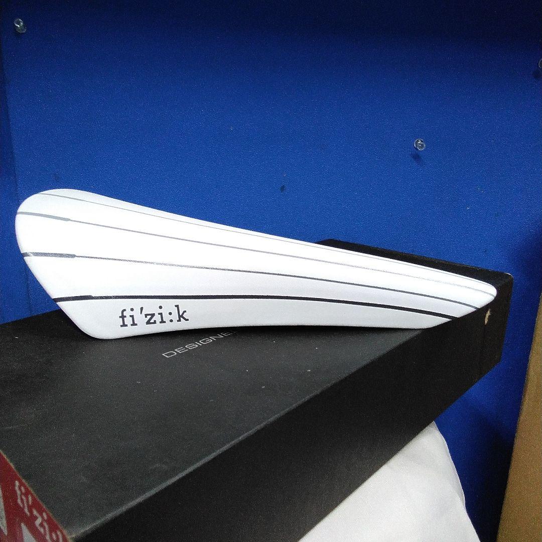 新品未使用 fi'zi:k Volta R1 カーボン サドル192g ホワイト