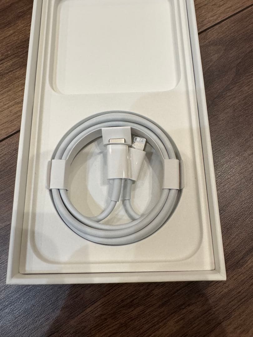 Apple iPhone 13 スターライト本体　256GB SIMフリー