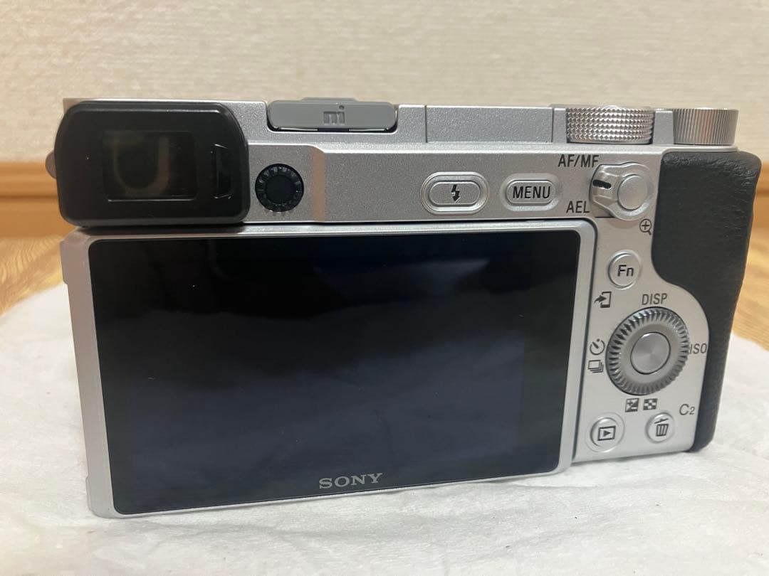 【極美品】SONY α6400 ダブルズームレンズキッド　シルバー　保証付