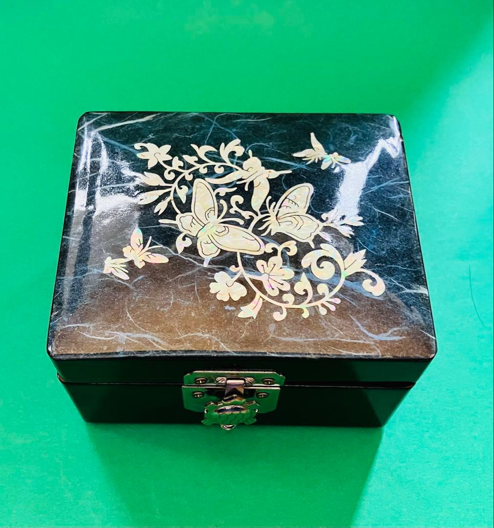 黒い木製 蝶と花のデザイン 宝石箱 貝殻細工 鏡付き 伝統工芸品 ゴージャス