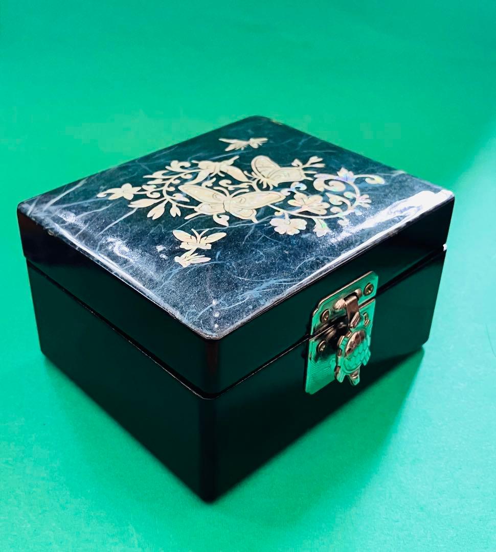黒い木製 蝶と花のデザイン 宝石箱 貝殻細工 鏡付き 伝統工芸品 ゴージャス