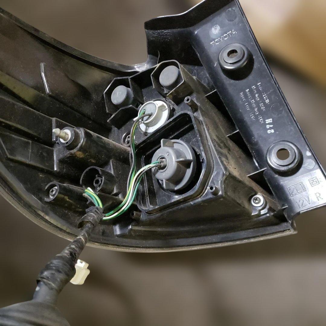 ウィッシュ　DBA-ZGE 右テールランプレンズ